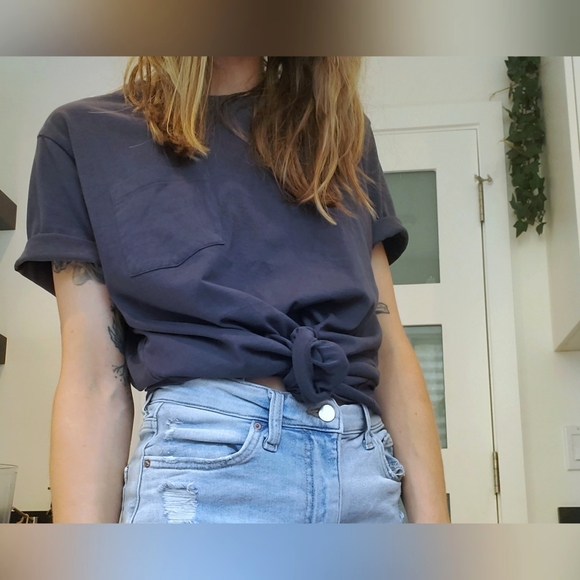 Deep blue tee w/ pocket - Picture 1 of 4